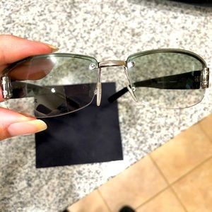 Gucci sunglasses with cloth and original case!